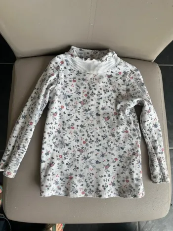 Sous pull col roulé  motif fleurie 23 mois