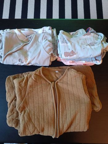 Lot bodies pijamas et sac de nuit 12 18 mois