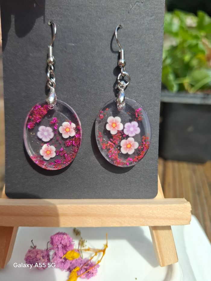 🌺 Pétales scintillants – Boucles d’oreilles fleuries rose éclatant - photo numéro 1