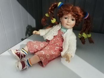 Poupée en porcelaine