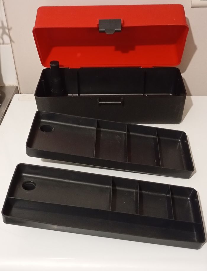 Caisse mallette pour diverses utilisations.Plastique rouge et noir . Poignée . Très bon état - photo numéro 8