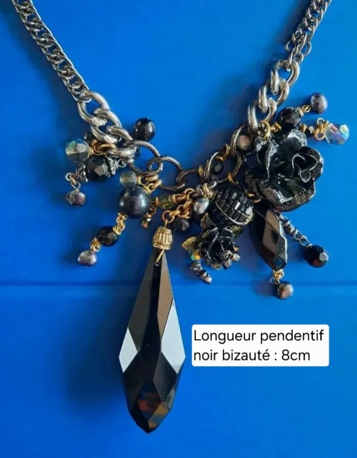 Collier fantaisie court NEUF avec breloques et pendentif - photo numéro 2