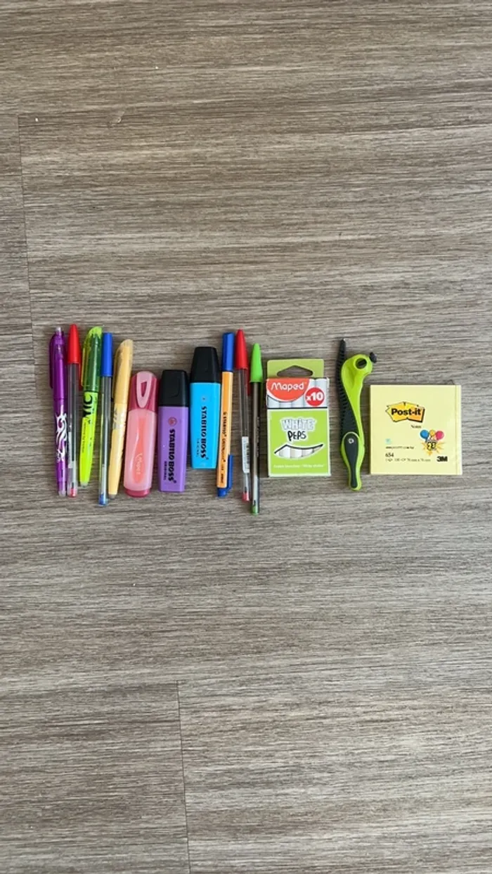Lot stylos et autres matériels scolaires