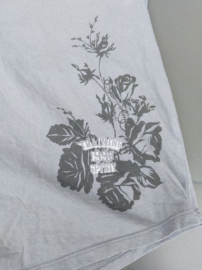 Tee short bleu gris fleur noire - photo numéro 2