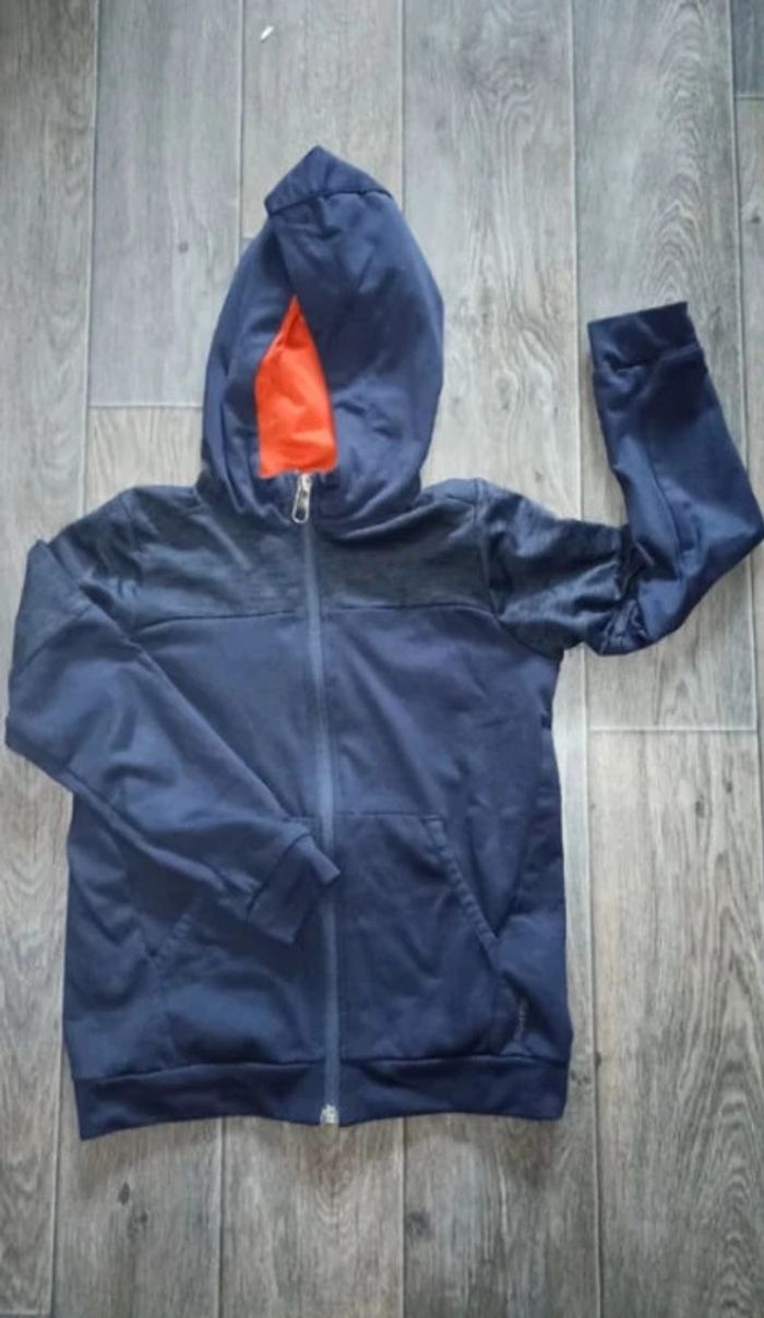 sweat à capuche zippé bleu marine 8 ans / 128 cm·Très bon état·Decathlon