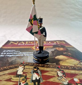 Figurine  , Napoléon , jeux d'échec de collection  , numéro 11 , le porte drapeau du régiment Vieille Ingrie