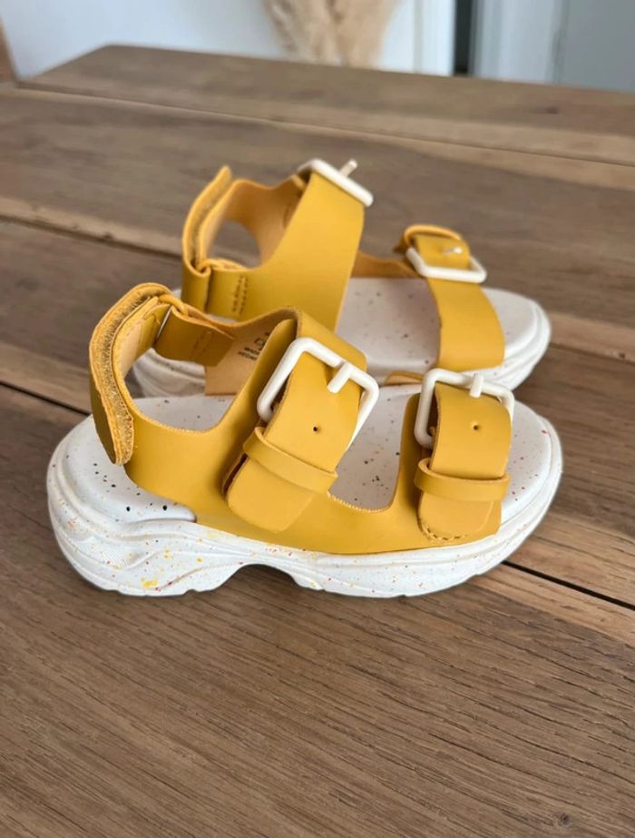 Sandales jaunes et blanches Zara - photo numéro 2