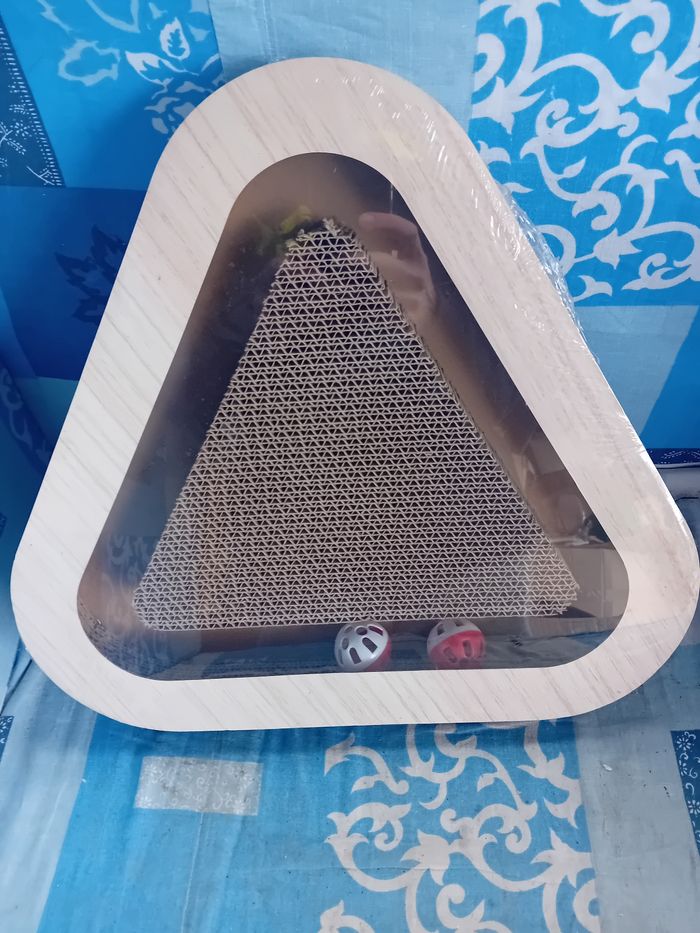 Jeu grattoir pour chat triangle neuf