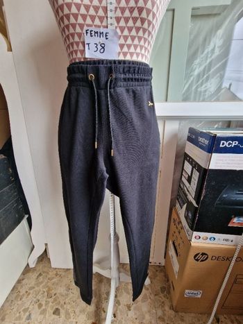 Bas de sport, noir, en bon état( légère peluches entrejambes),en coton & polyester, taille haute