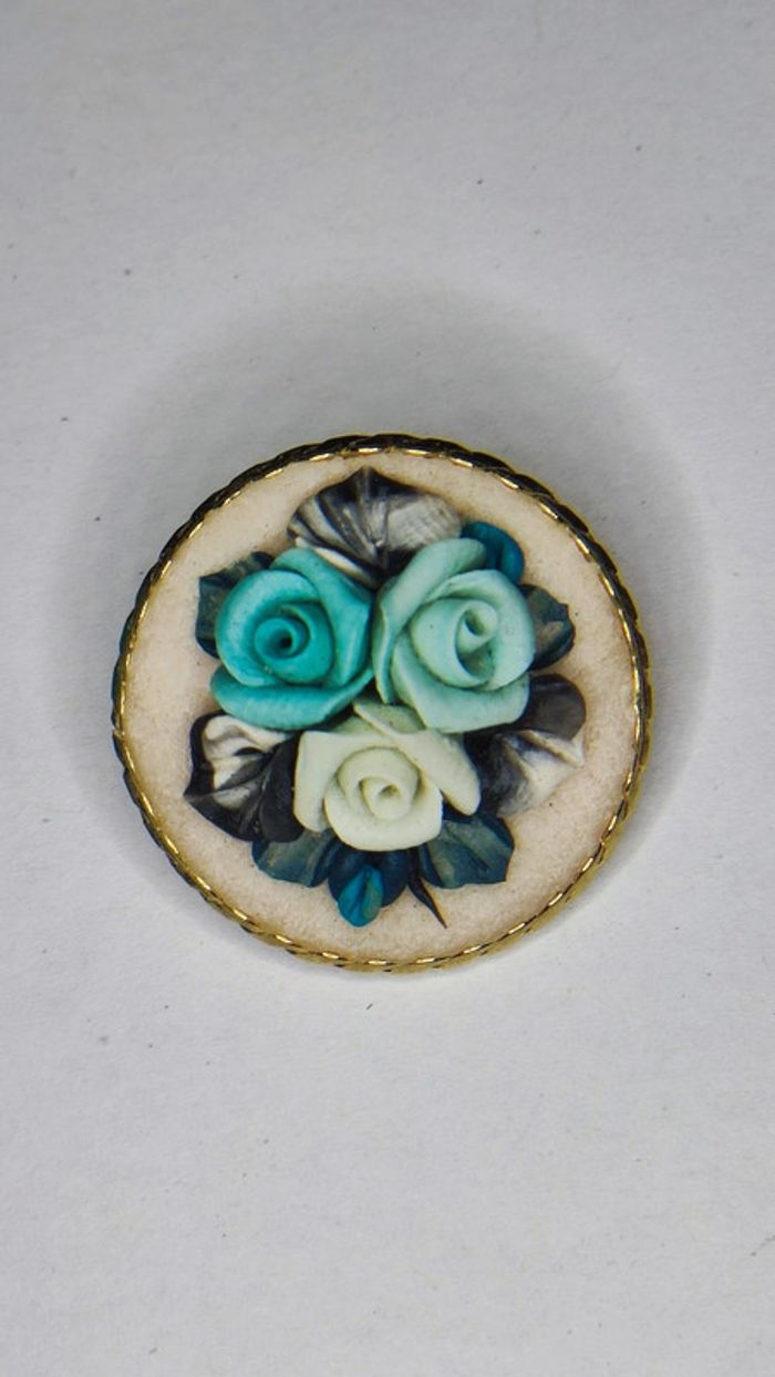 Broche roses bleues