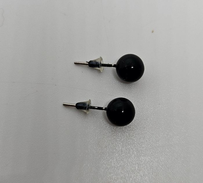 Paire de boucles d'oreilles. Neuve. Boule noire moyenne - photo numéro 2