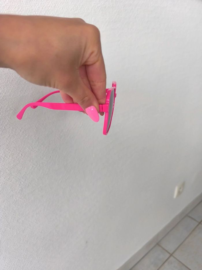 Lunette de soleil, saison été , fuschia , neuve , idée cadeau - photo numéro 2