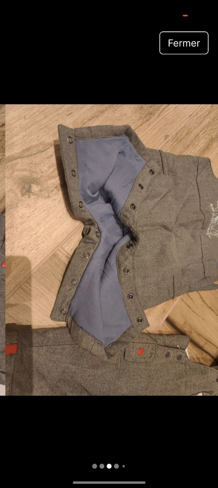 Lot 2 salopettes grises doublé 
Chaude hiver
S'ouvre en totalité sur le bas 
Parfait état 
Taille 3 mois 59-60cm
Marque Obaibi et sergent major - photo numéro 3