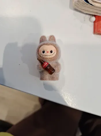 Mini labubu marron