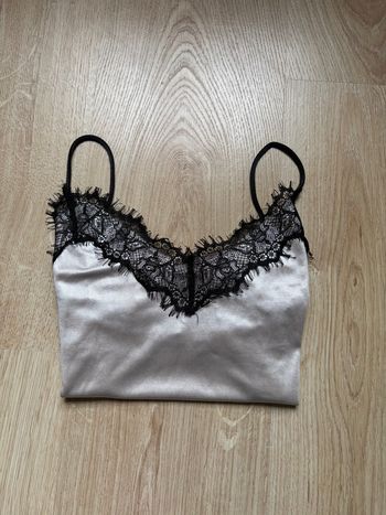 Body Pull&Bear satiné couleur crème avec dentelle noire sur le décolleté