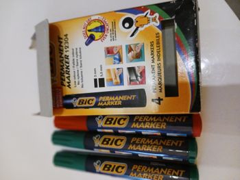 boite de 3 marqueurs permanent indélébiles 2 vert et 1 rouge neuf Bic (boite ouverte)