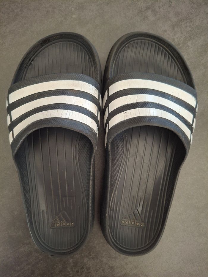 Claquettes Adidas noires taille 4 pointure 36