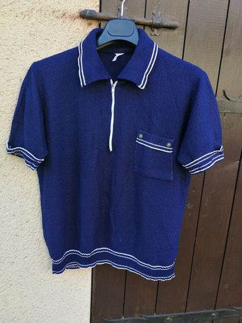 Haut type tee shirt bleu marine en maille vintage