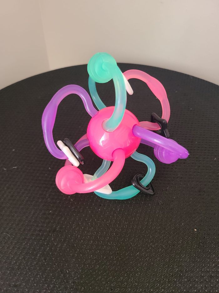 Ce hochet vous séduira par sa légèreté et son côté multifonctions , avec ses petites billes qui font - photo numéro 2