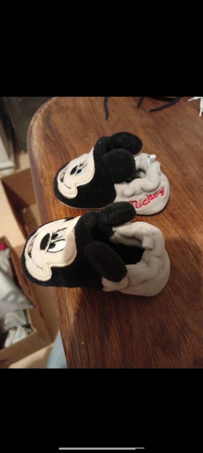 Chausson Mickey taille 6 mois - photo numéro 2