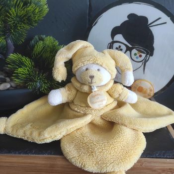 Doudou et compagnie plat ours jaune Douceur Macaron Fleur Bonnet Blanc