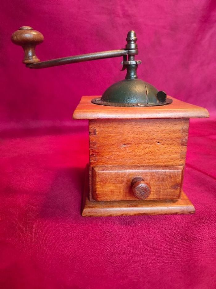 Ancien petit moulin à café