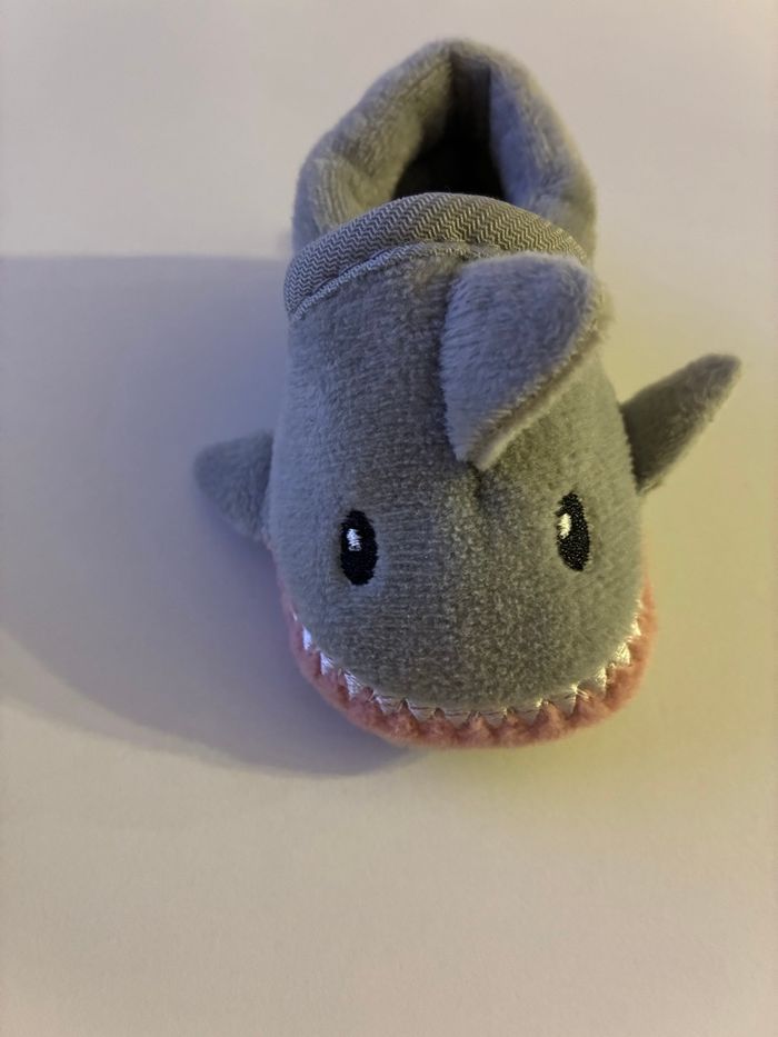 Chaussons requin gris 0-3 mois – Comme neufs, portés 1 fois ! - photo numéro 4