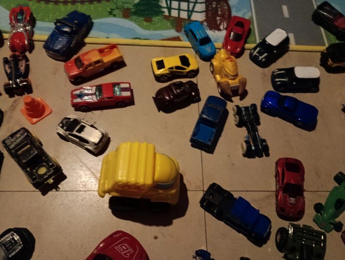 Tapis de jeu Sol avec 100 voitures ville/pays en excellent état marque playtive - photo numéro 11