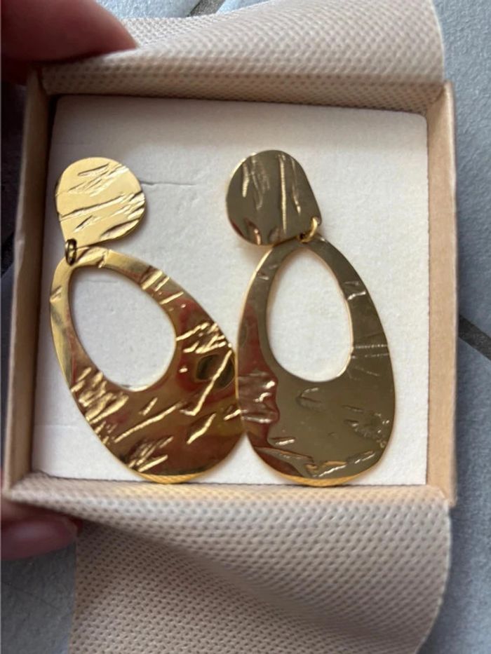 Boucles d’oreilles pendantes acier doré martelé – style chic