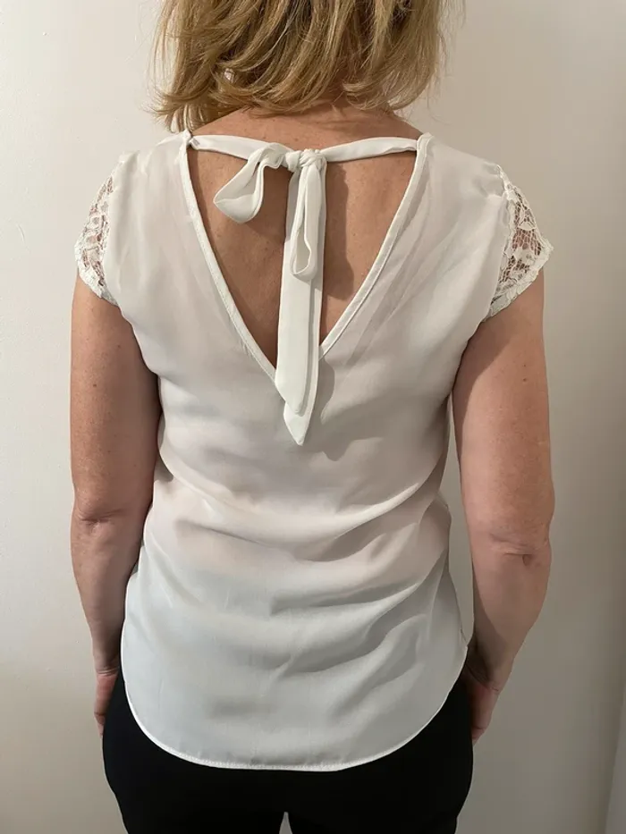 Top blanc dentelle avec noeud - photo numéro 3