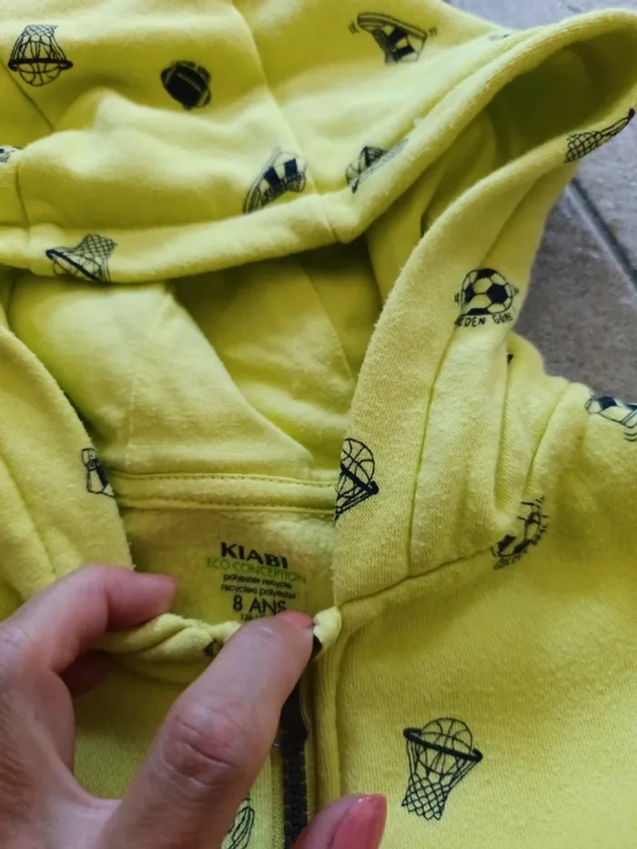 Sweat zippé jaune à motifs Kiabi 8 ans - photo numéro 2