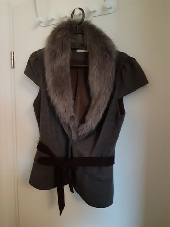 Gilet avec fourrure et ceinture amovible T.40