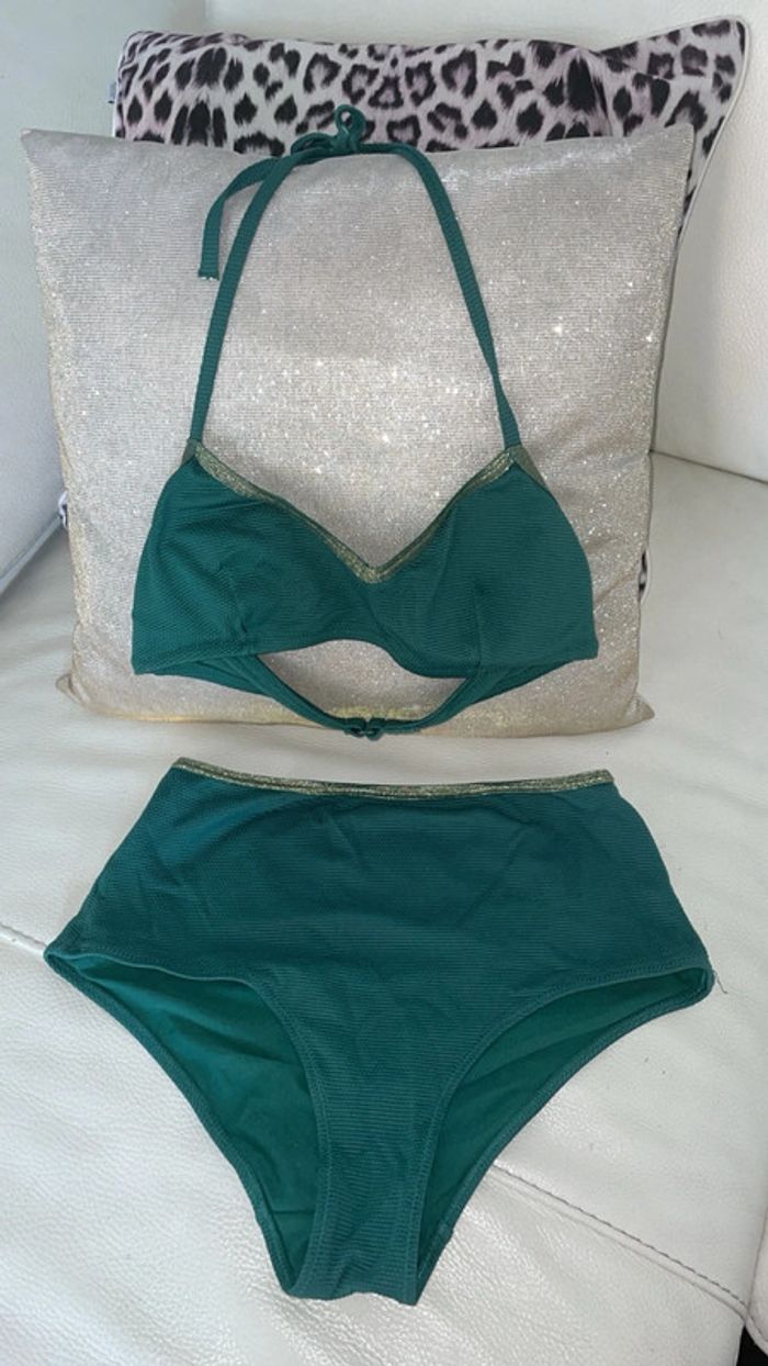 Maillot de bain 2 pièces Kiabi vert émeraude, effet côtelé, porté une seule fois
