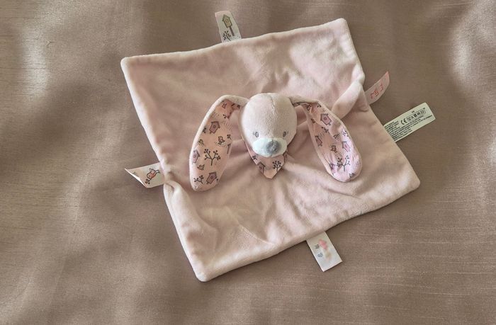 Doudou plat Lapin rose blanc fleurs oiseaux BOUT’CHOU - photo numéro 2
