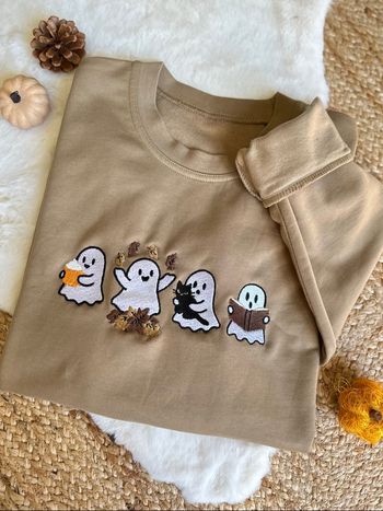 Sweat brodé unisexe fantômes Halloween – style cocooning automne avec chat, café & lecture