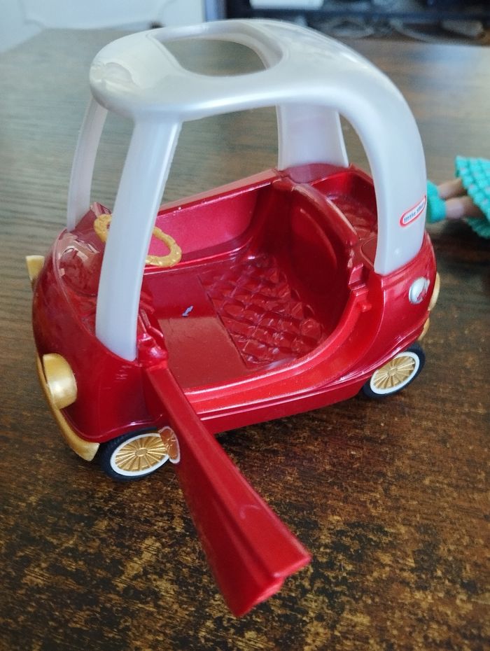 Petite voiture rouge avec différents personnages - photo numéro 6