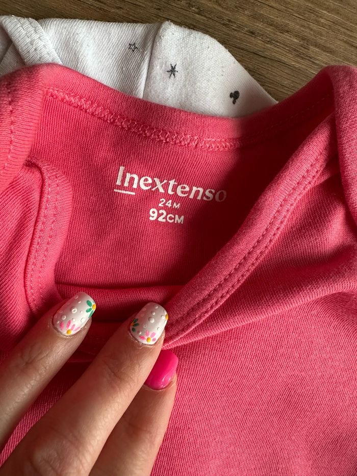 - 2 bodys ML + 1 offert car tache - 24 mois - Très bon état - photo numéro 2