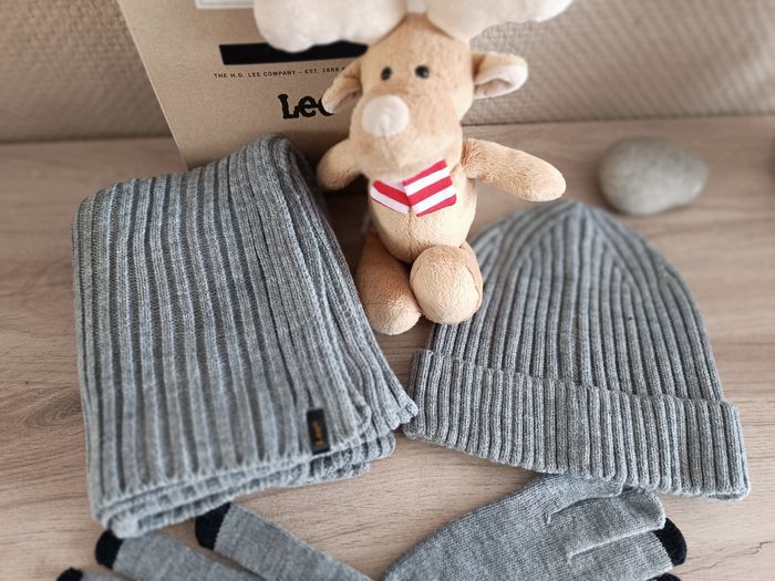 Coffret cadeau Lee écharpe bonnet et gants neuf avec étiquette - photo numéro 4