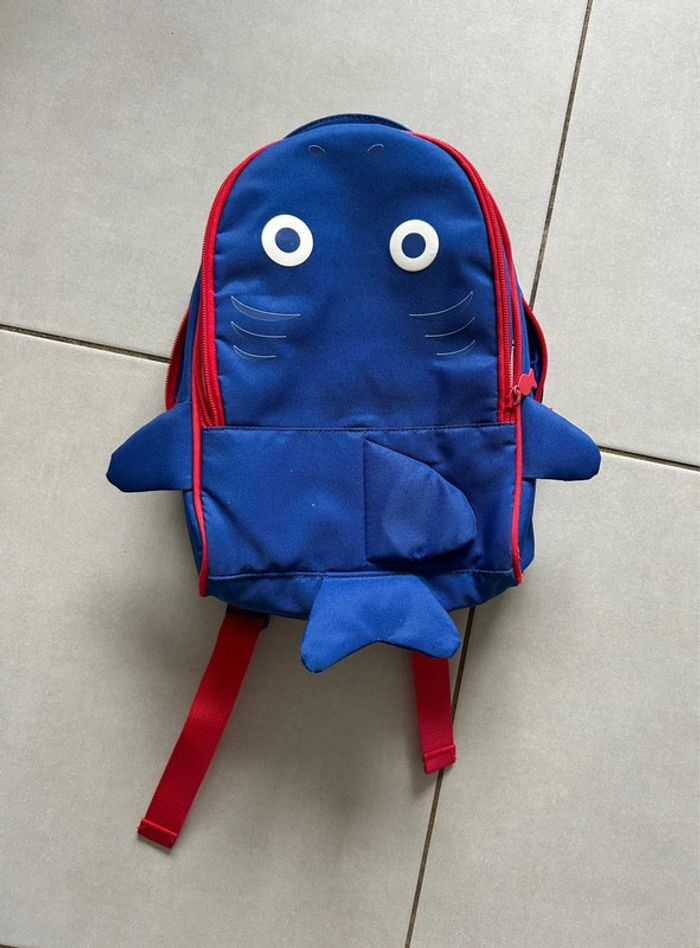 Petit sac d’école requin en relief
