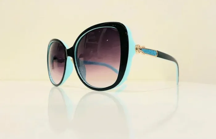 Lunette de soleil femme noire et turquoise verres dégradés uvprotection catégorie 3