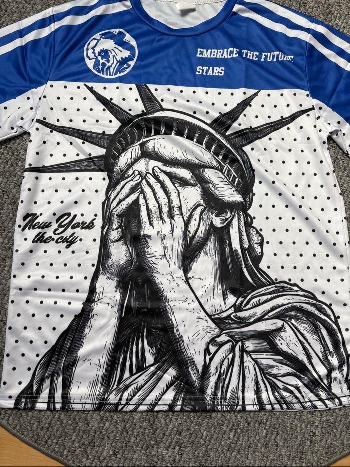 T-shirt graphique Embrace the Future 🌟 - photo numéro 2