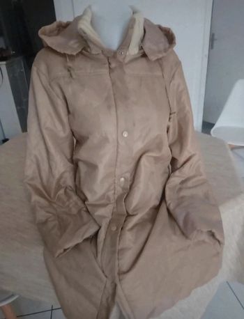 Veste très légère avec capuche 💫taille 42/44💞