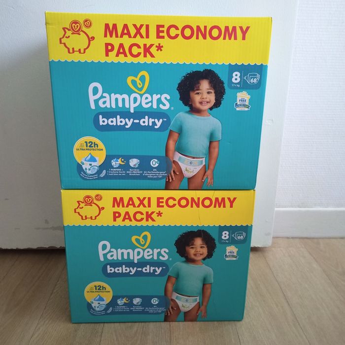 Lot Pampers baby dry taille 8 (136 couches)