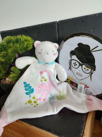 doudou ours shima chat plante vert blanc rose bleu triangle noeud plat DD003335