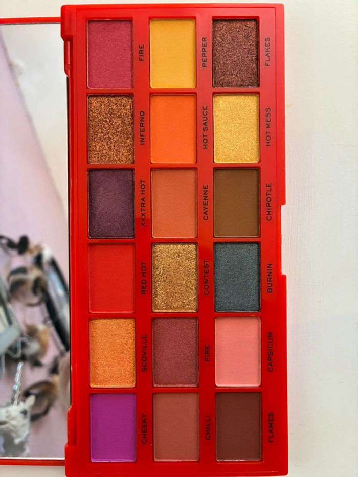 Palette Tasty Chilli, 18 fards, Makeup Revolution. - photo numéro 4