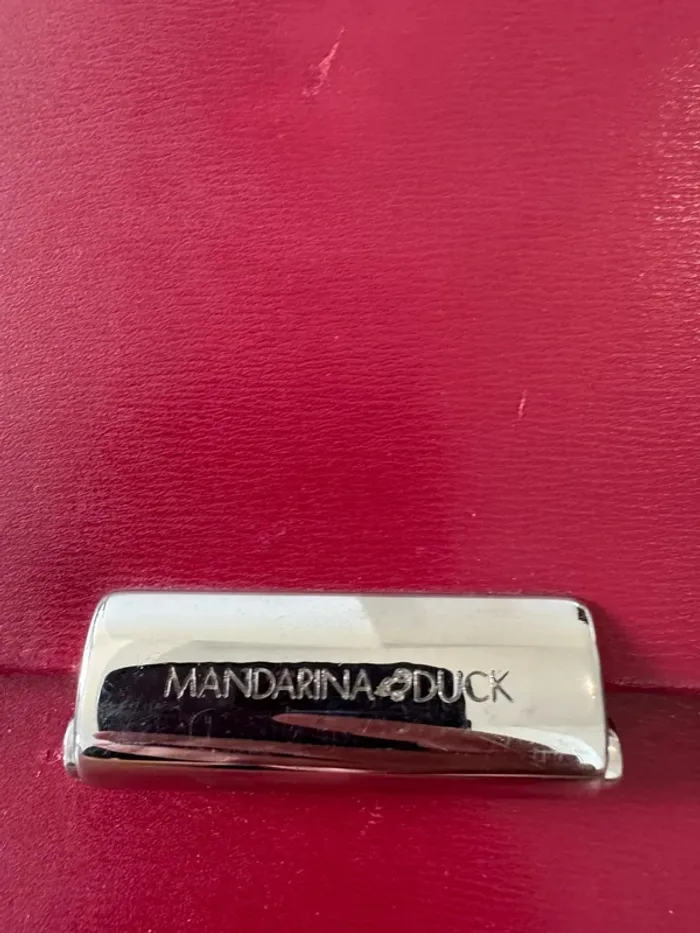 Pochette rouge Mandarina Duck avec une bandoulière usé, 37x28cm - photo numéro 2