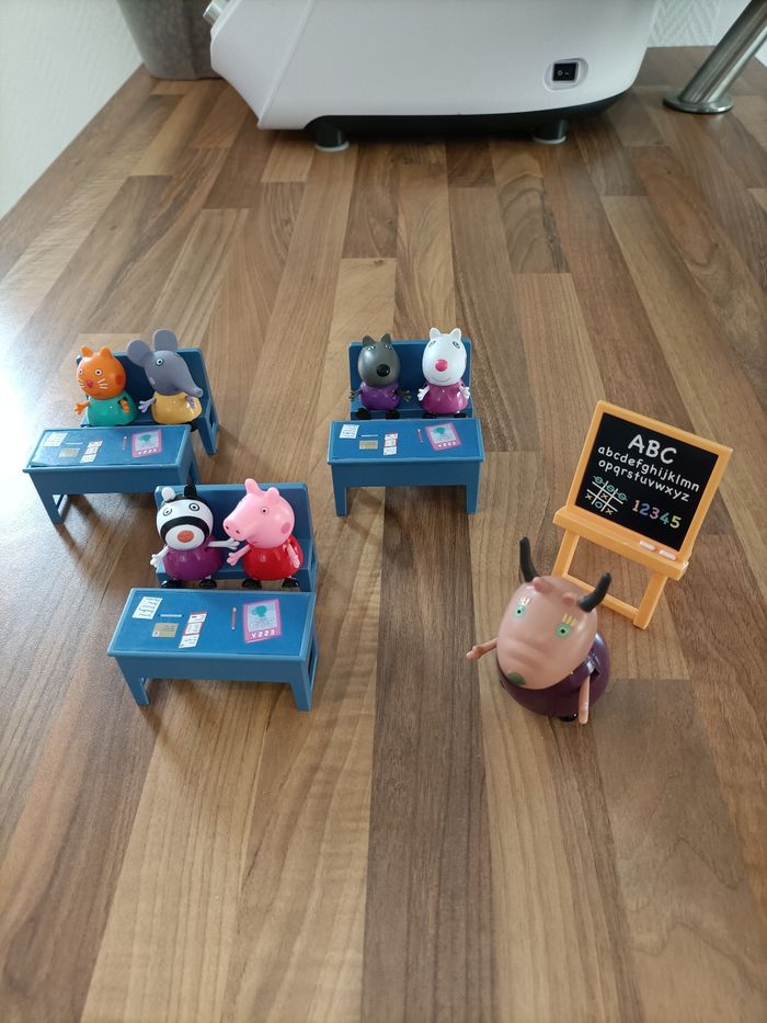 Peppa Pig à l'école - Salle de classe (Me Gazelle et ses 6 éleves) - photo numéro 2