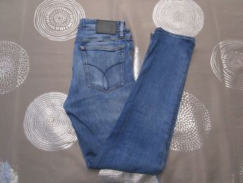 Jean femme Calvin Klein coupe Slim straight troué W31 L32 Bleu (J203)