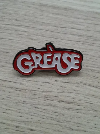 Pin's Grease, en métal, rouge et blanc