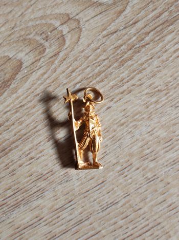 Pendentif garde suisse en plaqué or vintage 